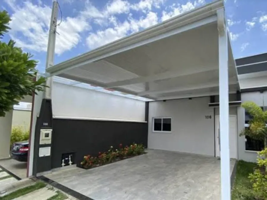 Cobertura metálica branca instalada em área externa residencial