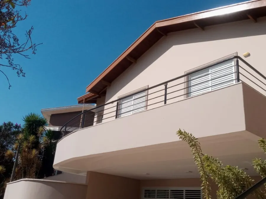 Corrimão metálico preto instalado em escada externa