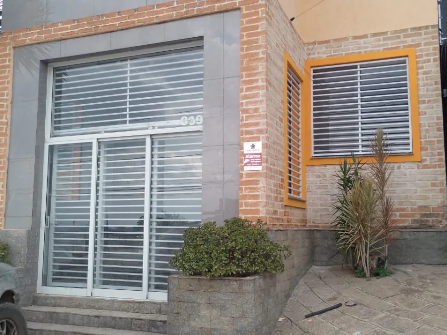 Grades de proteção brancas instaladas em fachada residencial