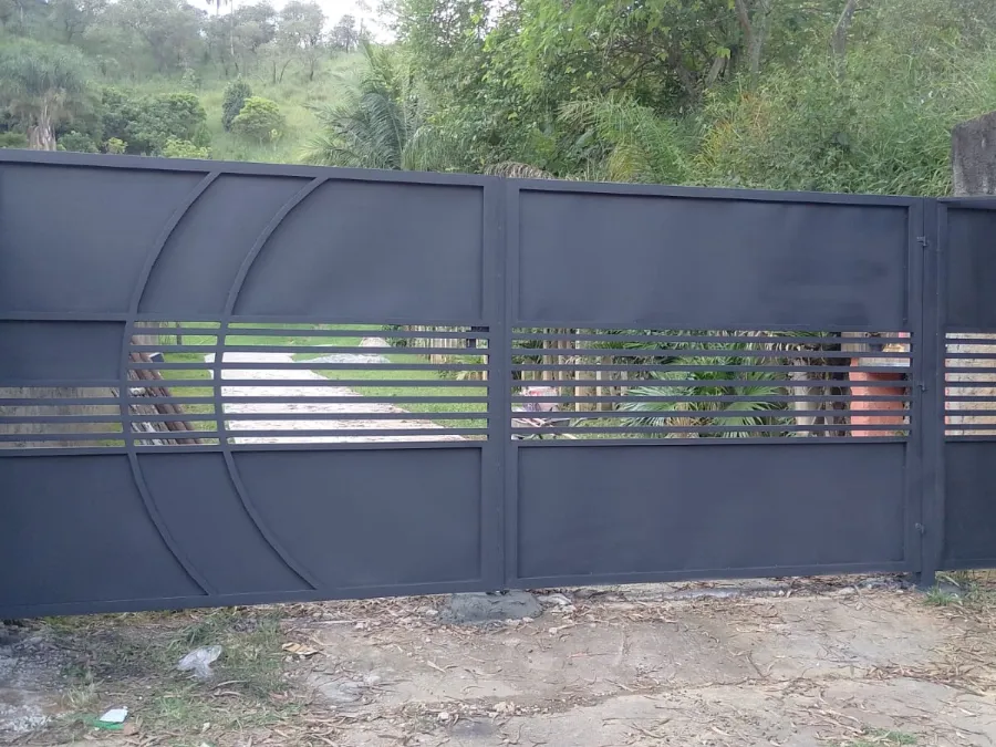 Portão metálico de abrir em duas folhas com pintura escura